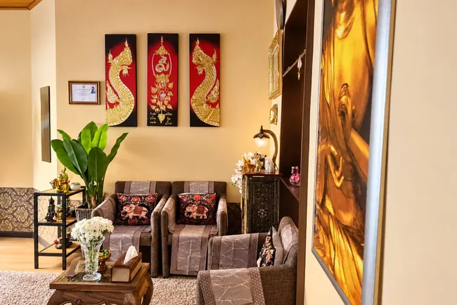 Nirwana Thai Massage Augsburg – Wartebereich mit Thai-Dekoration