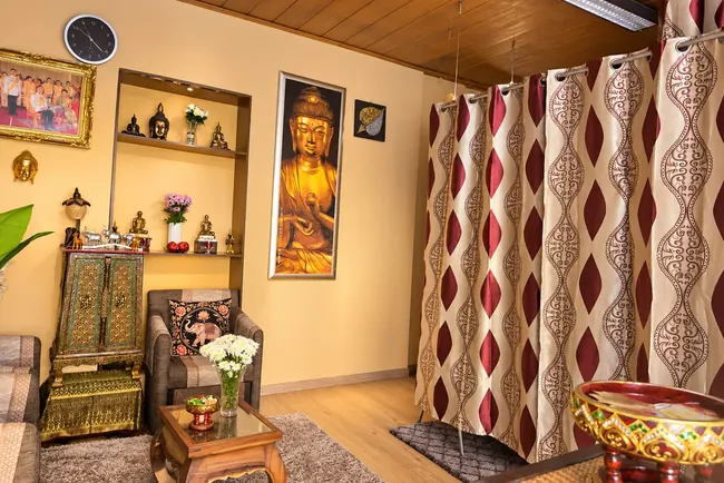 Nirwana Thai Massage Augsburg – Empfang mit Buddha-Bild