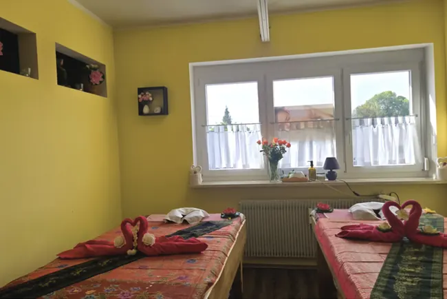 Nirwana Thai Massage Mering – Paar-Massageraum mit zwei Liegen