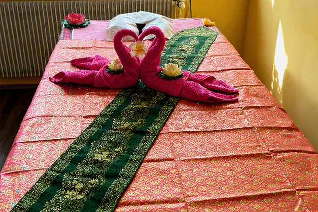 Nirwana Thai Massage Mering – Massageliege mit Handtuch-Schwänen